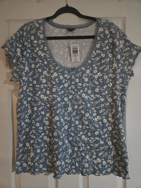 torrid Blue and White Floral Scoop Neck Short Sleeve Top - Picture 1 of 1